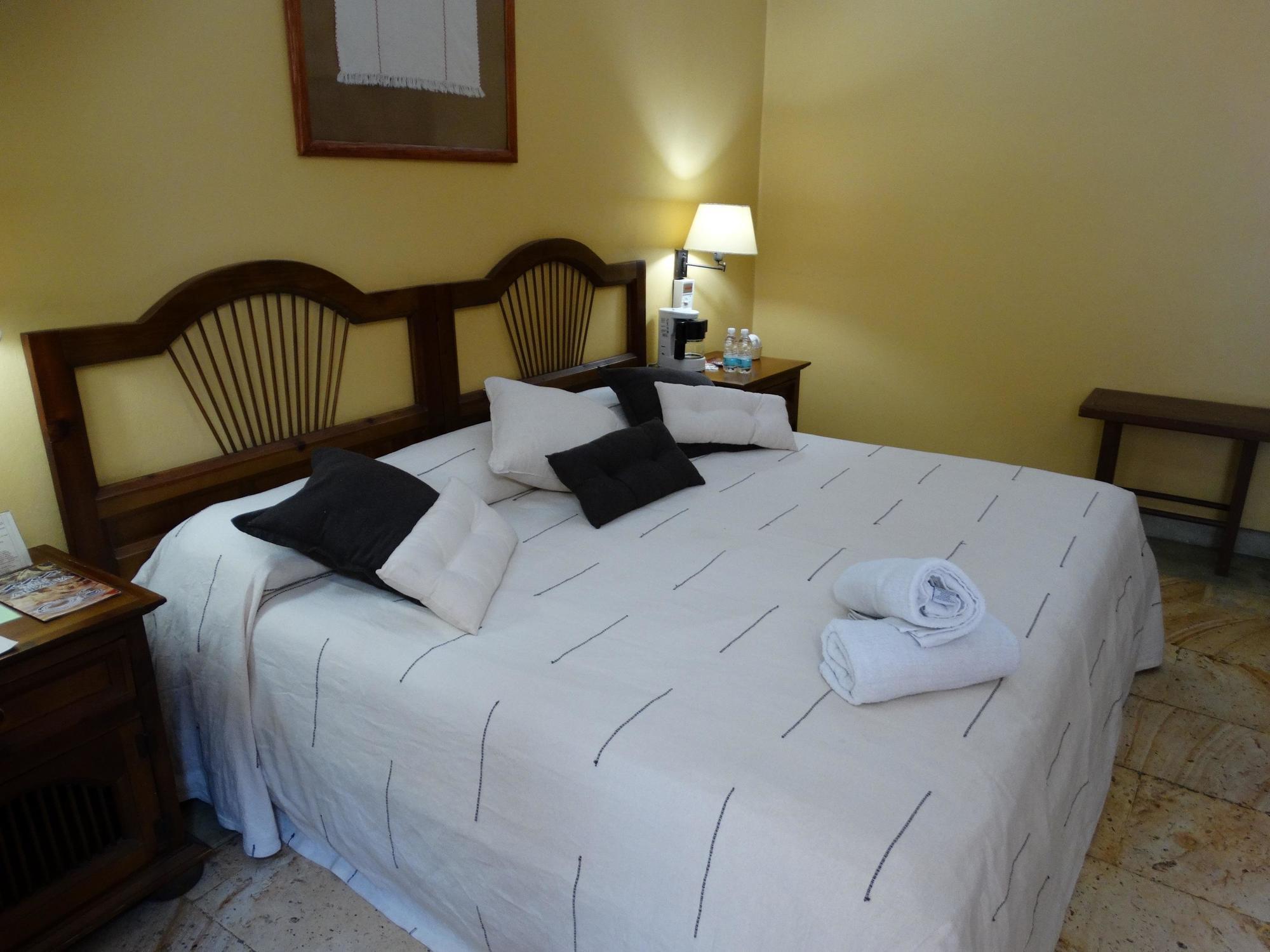 โฮเต็ล ไอทาน่า Hotel Oaxaca ภายนอก รูปภาพ