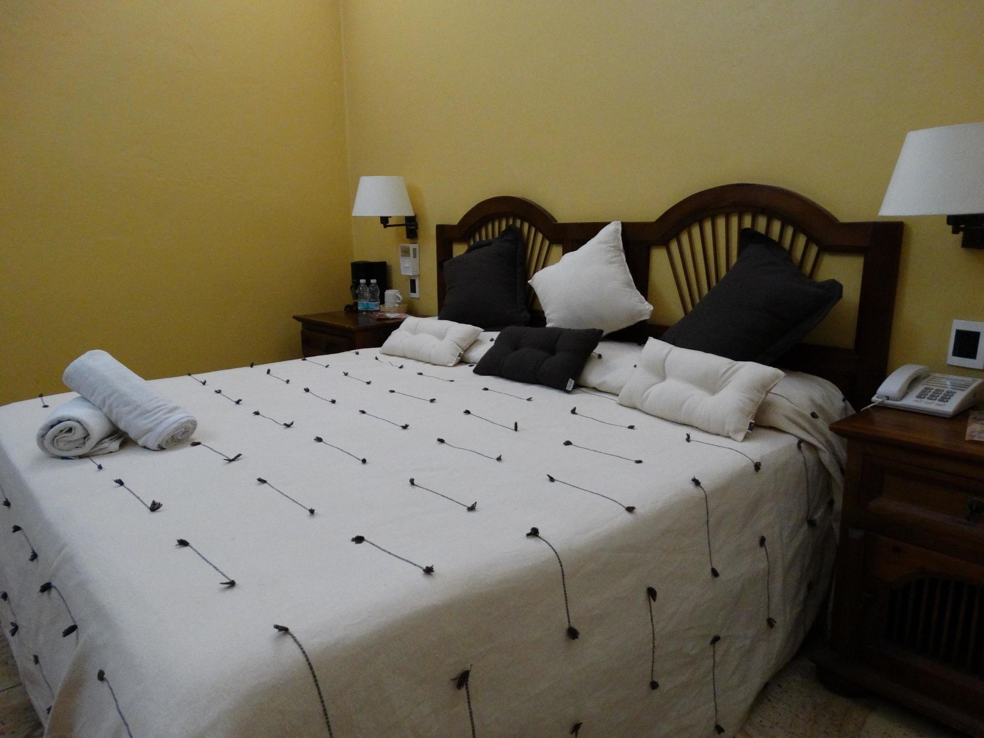 โฮเต็ล ไอทาน่า Hotel Oaxaca ภายนอก รูปภาพ